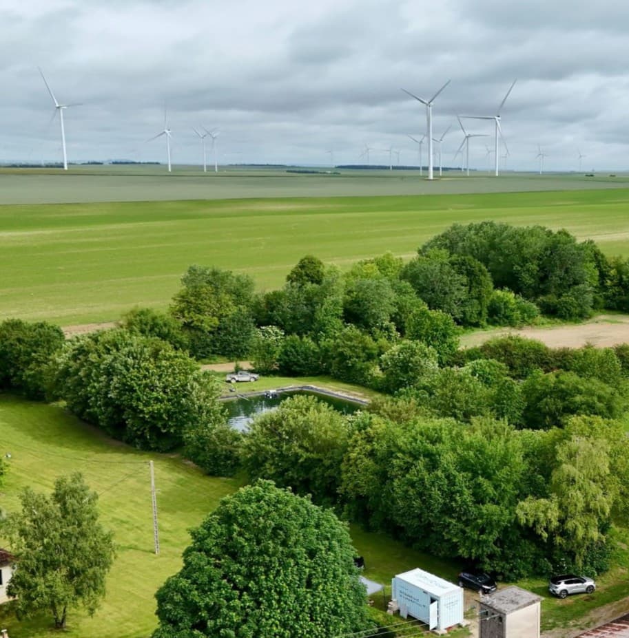 Vue aérienne de l'unité Policloud installée près du parc éolien de Bonne Voisine, dans l'Aube