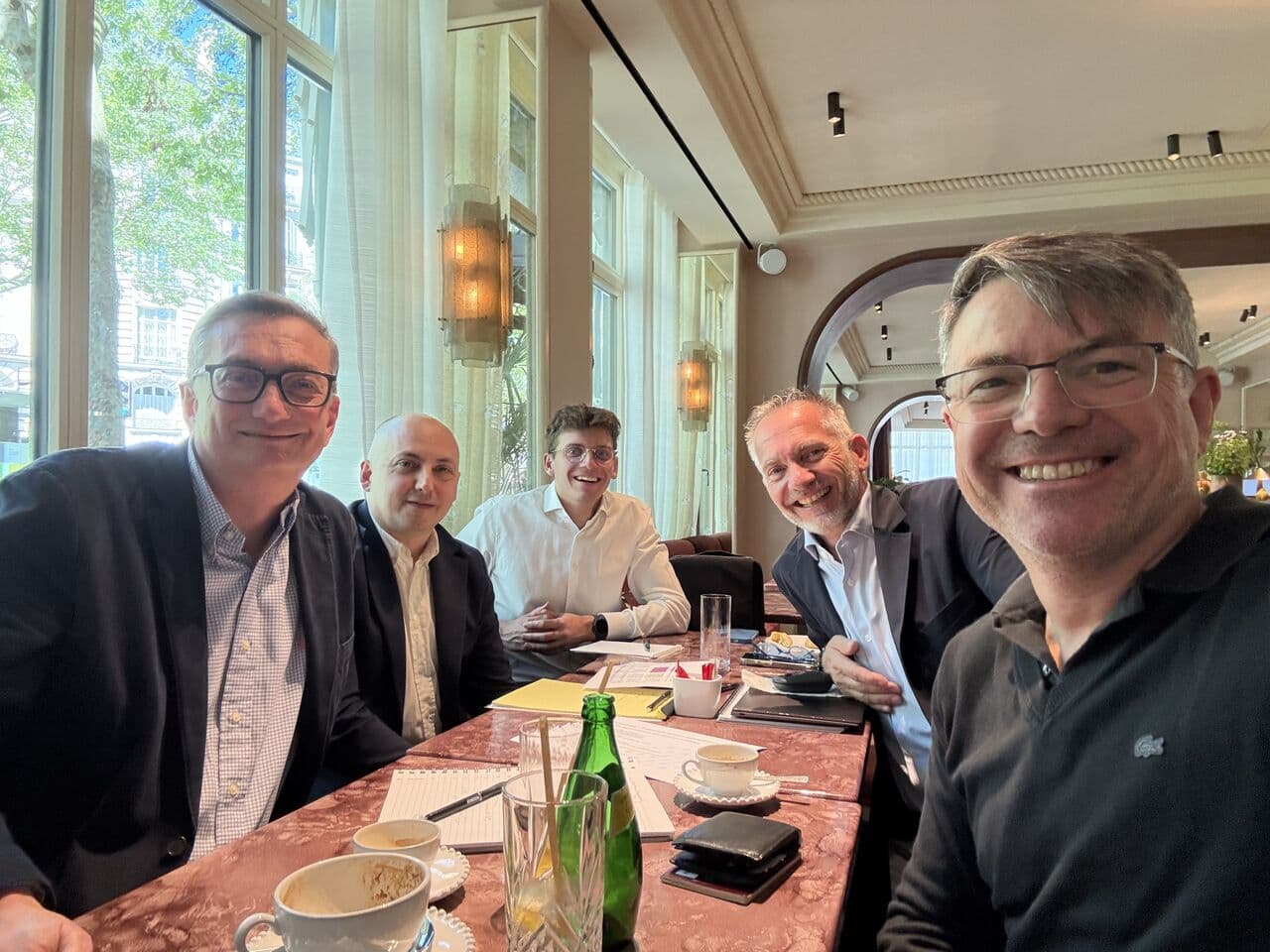 Les équipes de CloudGrid Energy et de Policloud réunies autour de la table pour l'accord-cadre